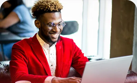Man opent online een rekening op zijn laptop