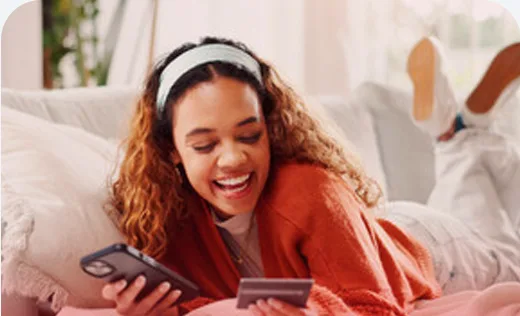 Vrouw betaalt veilig met haar bankpas en telefoon